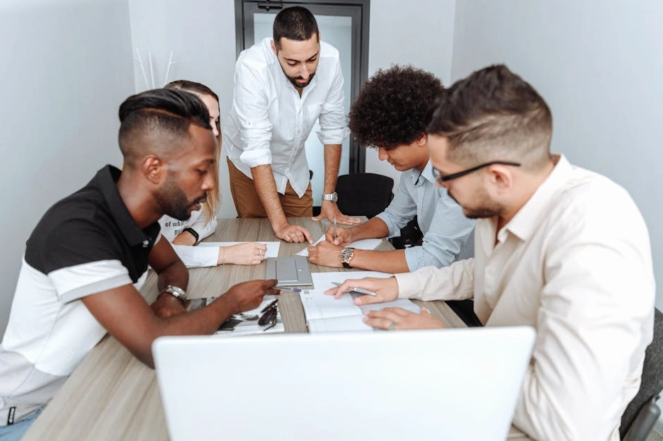 Team diversificato di professionisti finanziari in una riunione strategica